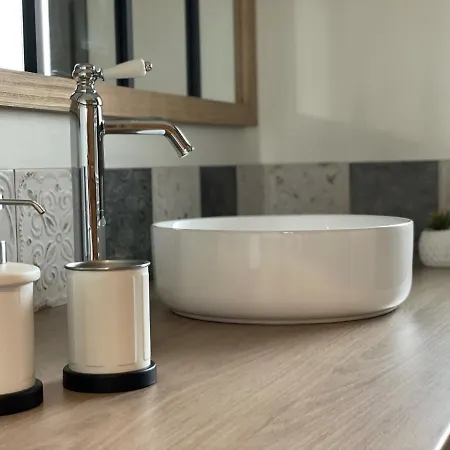 Les Pins Qui Chuchotent *