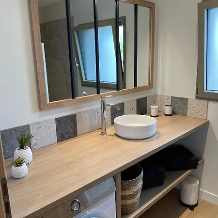 Les Pins Qui Chuchotent *