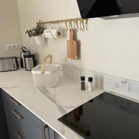 Les Pins Qui Chuchotent *