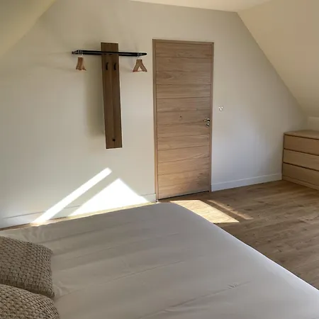 Les Pins Qui Chuchotent *